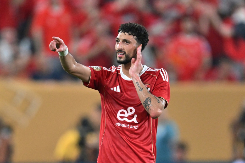 الفلسطيني وسام أبو علي مهاجم الأهلي المصري يحتفل بهدفه في مرمى بورتو البرتغالي، ضمن مسابقة كأس العالم للأندية بكرة القدم. ملعب ميتلايف، نيويورك، في 23 حزيران/يونيو 2025 (أ ف ب)
