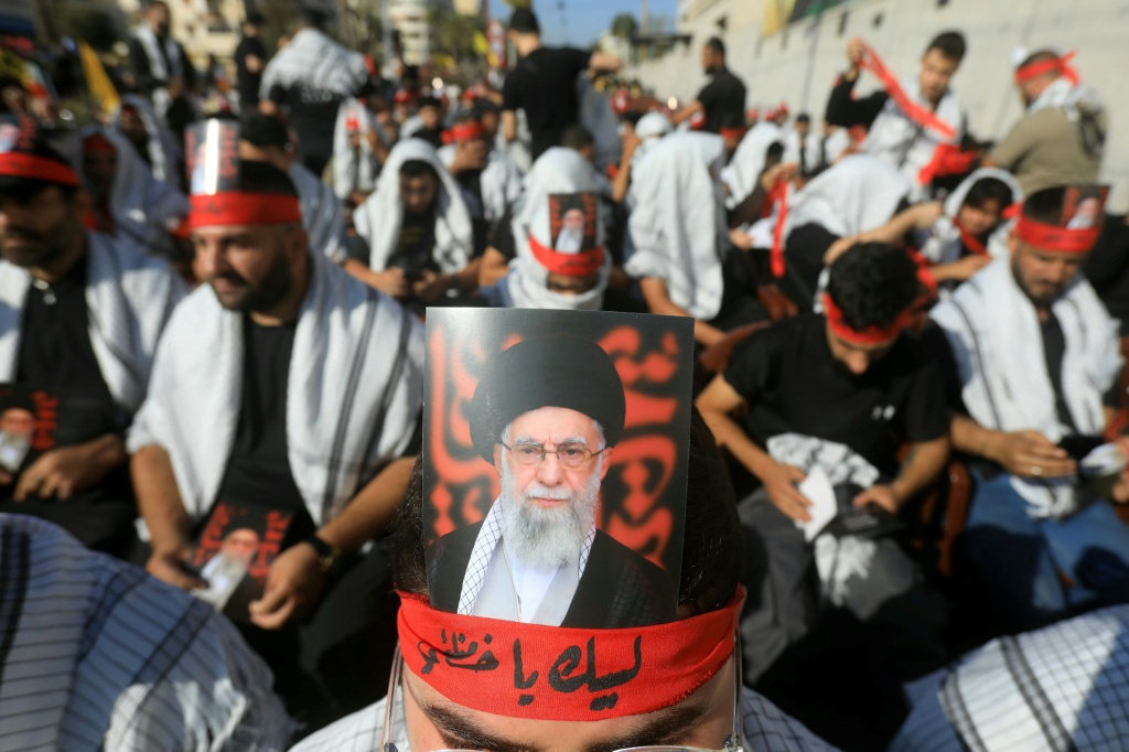 مناصرون لحزب الله خلال تجمّع أمام مقر السفارة الإيرانية في بيروت في 25 حزيران/يونيو 2025 (أ ف ب)