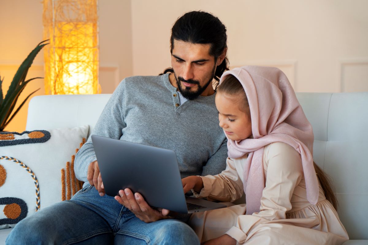 7 قواعد مهمة لتعامل الأب مع ابنته خصوصاً في مرحلة المراهقة (سيدتي)