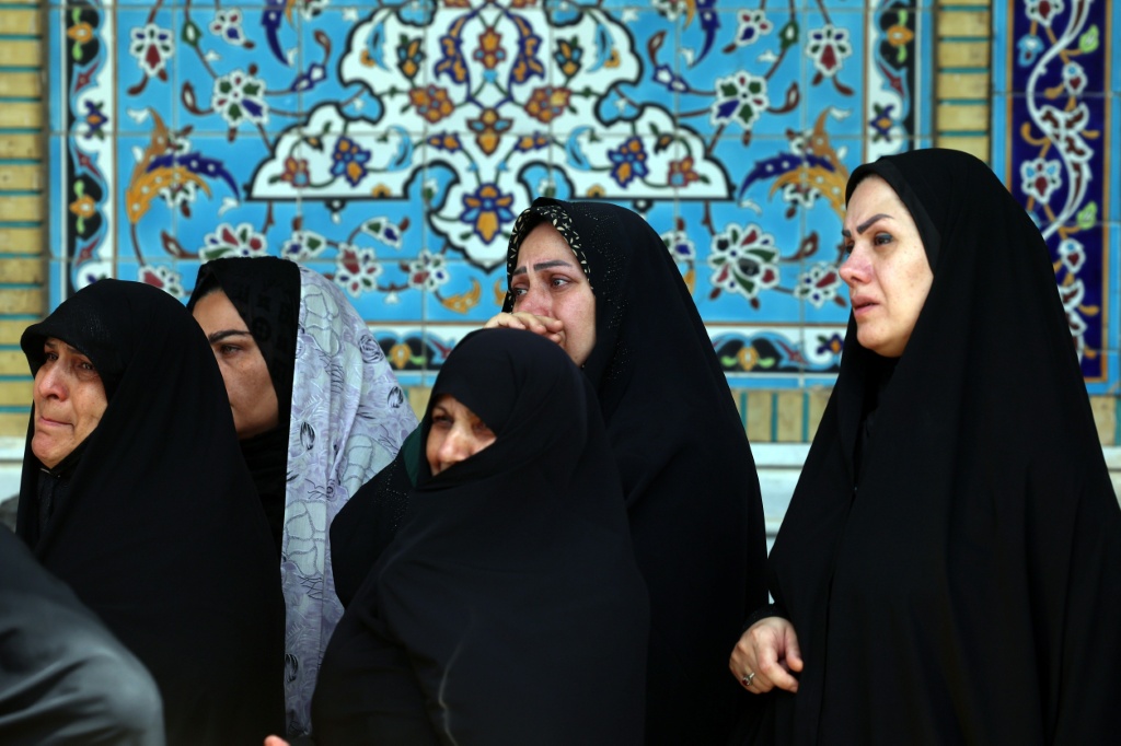 نساء يبكين خلال جنازة جندي إيراني قُتل في غارة إسرائيلية قبل أيام في طهران في 26 حزيران/يونيو 2025 (أ ف ب)
