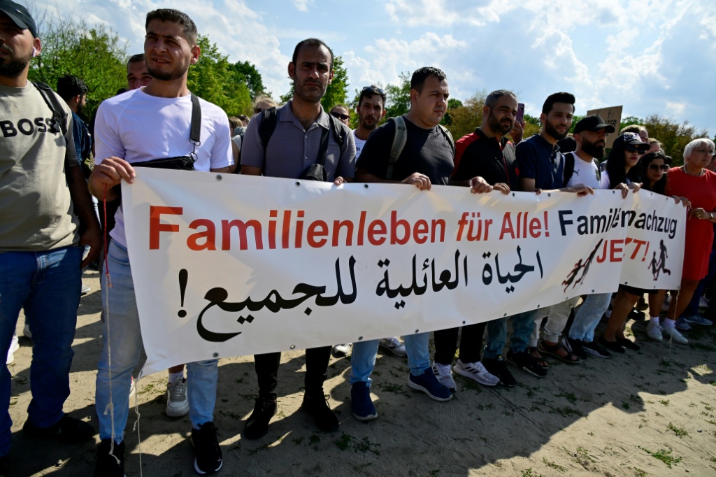 جانب من تظاهرة ضد سياسة الحكومة الألمانية في ملف الهجرة أمام مبنى البرلمان في برلين في 26 حزيران/يونيو 2025 (أ ف ب)