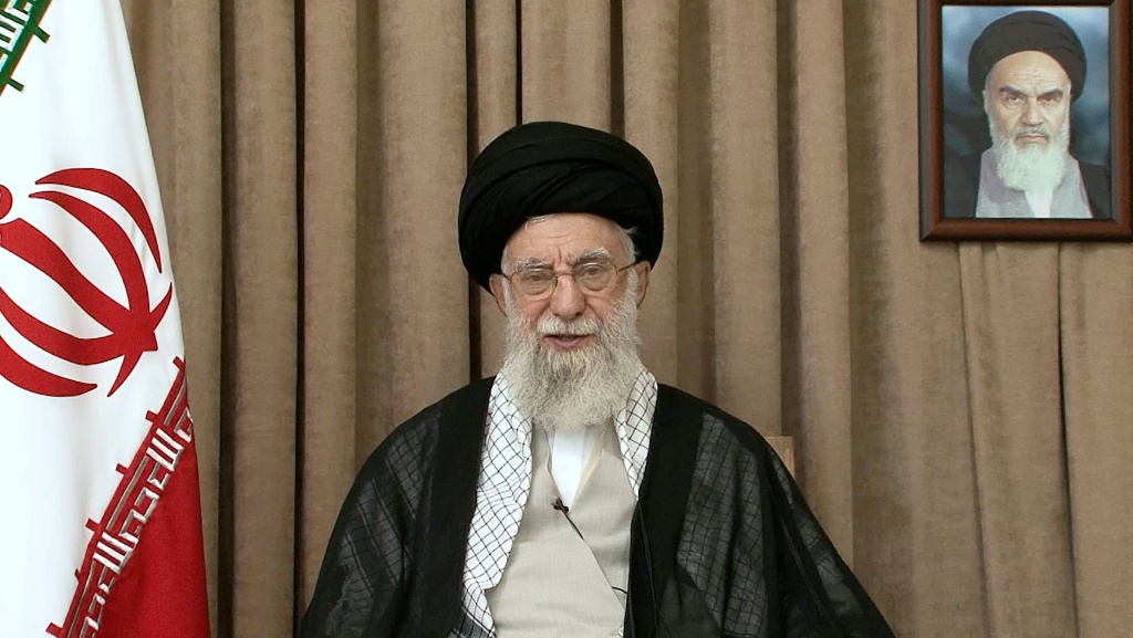 المرشد الأعلى للجمهورية الإسلامية علي خامنئي يلقي كلمة متلفزة في صورة وزعها مكتبه في 26 حزيران/يونيو 2025 (أ ف ب)