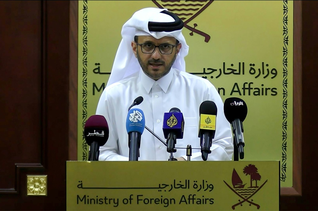 صورة من أف ب تي في للمتحدث باسم وزارة الخارجية القطرية ماجد الأنصاري خلال مؤتمر صحافي في الدوحة في 17 حزيران/يونيو 2025 (أ ف ب)