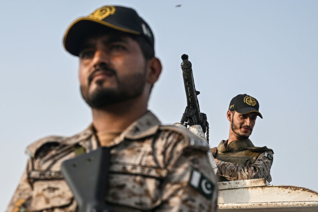 أفراد الأمن بالقرب من ميناء كراتشي الباكستاني في 9 أيار/مايو 2025 (أ ف ب)