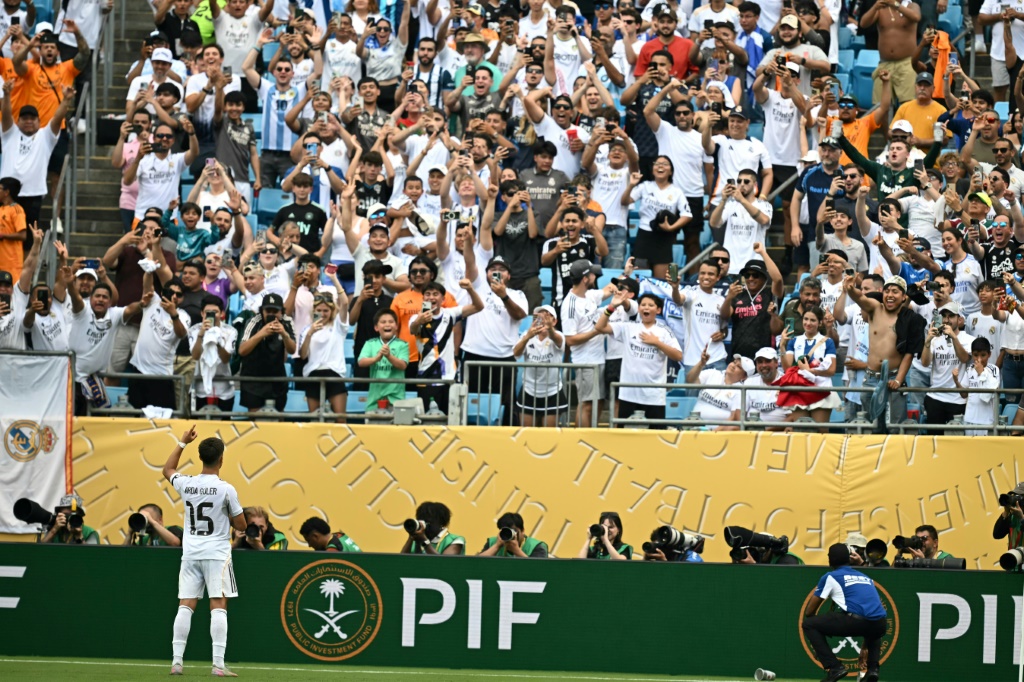 التركي أردا غولر مهاجم ريال مدريد الإسباني يحتفل بهدفه في مرمى باتشوكا المكسيكي في كأس العالم للأندية بكرة القدم. ملعب بانك أوف أميريكا، شارلوت، في 22 حزيران/يونيو 2025 (أ ف ب)