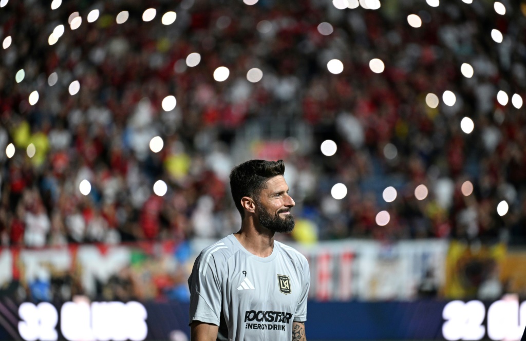 الفرنسي أوليفييه جيرو مهاجم لوس أنجليس أف سي الأميركي قبل مواجهة فلامنغو البرازيلي ضمن مسابقة كأس العالم للأندية بكرة القدم. أورلاندو، في 24 حزيران/يونيو 2025 (أ ف ب)