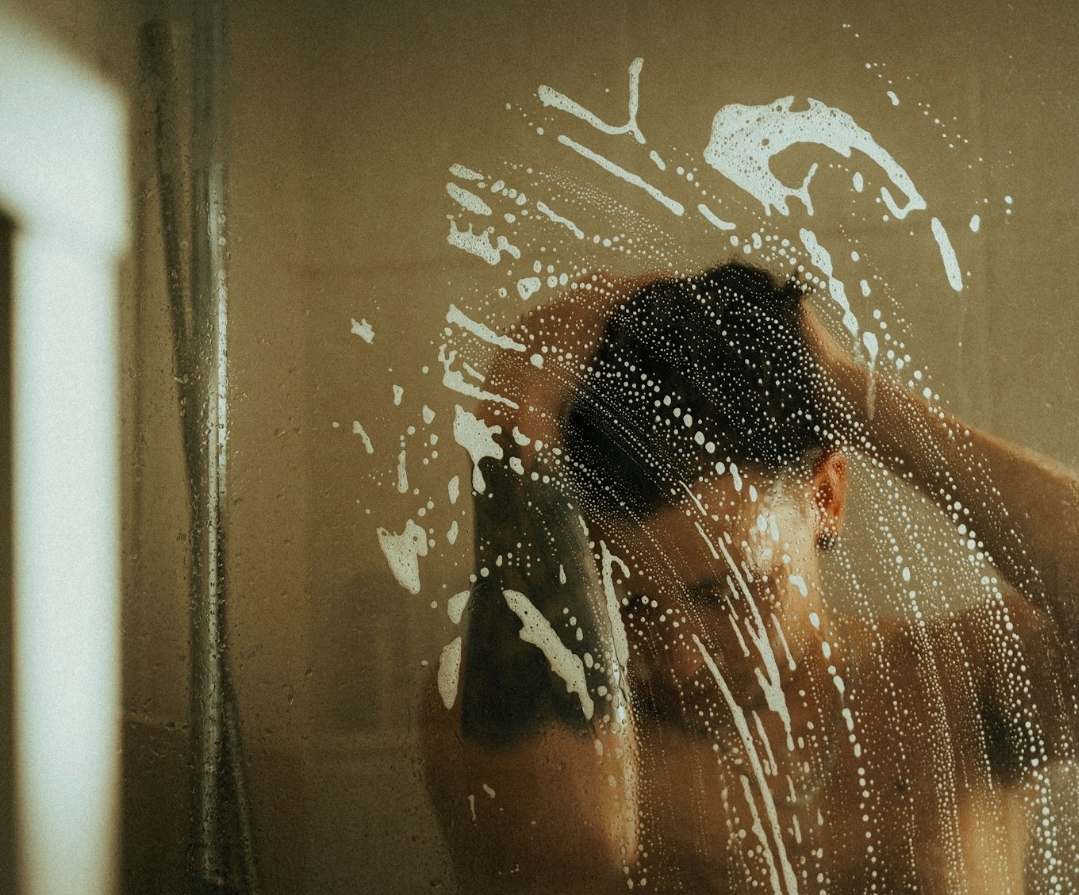 شعرك يصرخ دون أن تدري!.. تعرّف على سر العناية السليمة وخطورة غسله المفرط! (أونسبلاش)