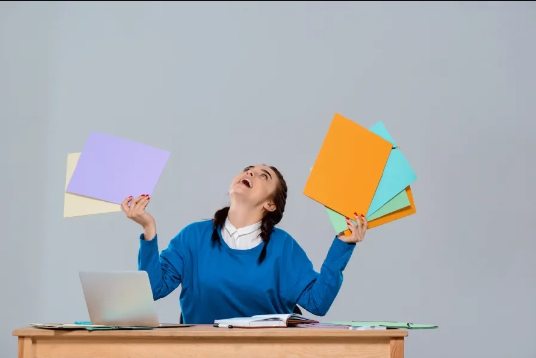 كيف تبدو مشغولاً في العمل من دون أن تغرق في المهام؟ 4 حيل ذكية تحميك من الضغط (سيدتي)