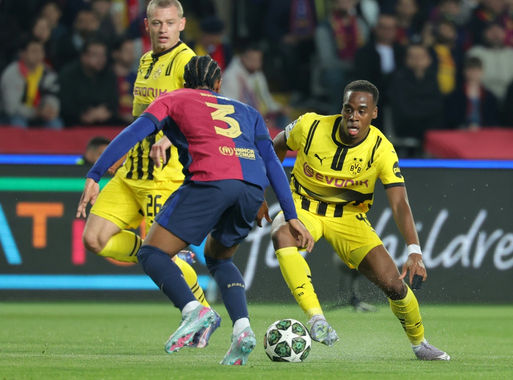 الإنكليزي جايمي غيتينز جناح بوروسيا دورتموند الألماني في مواجهة برشلونة الإسباني ضمن ذهاب ربع نهائي دوري أبطال أوروبا لكرة القدم. برشلونة، في 9 نيسان/أبريل 2025 (أ ف ب)