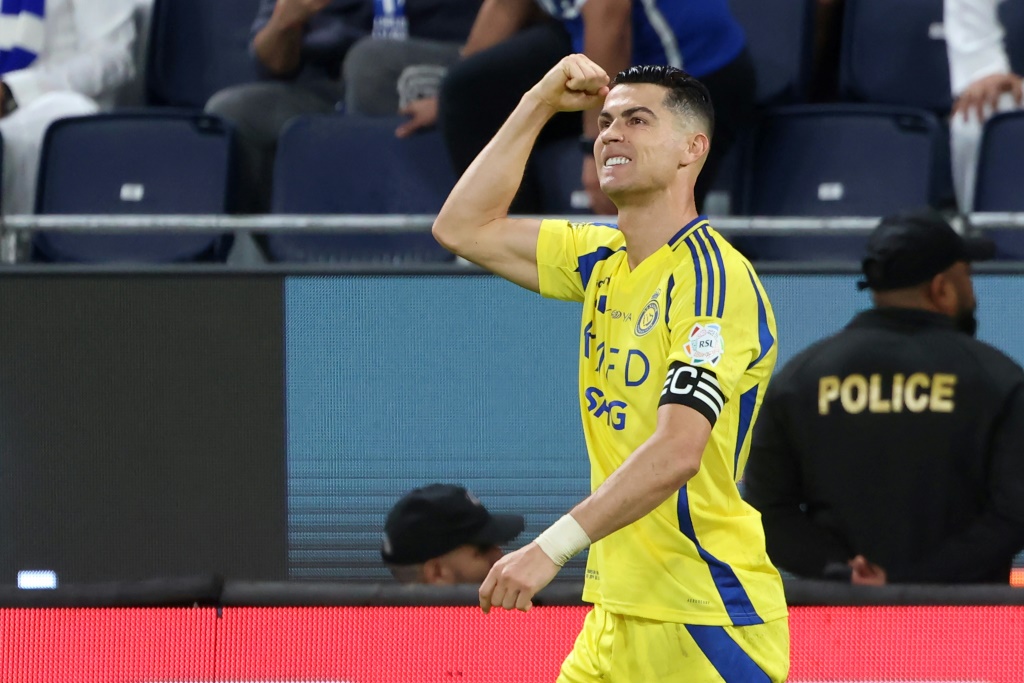 قائد ومهاجم النصر الدوري البرتغالي كريستيانو رونالدو يحتفل بتسجيله الهدف الثالث لفريقه خلال المباراة ضد الهلال (3-1) في الدوري السعودي على ملعب المملكة أرينا في الرياض في الرابع من نيسان/أبريل 2025 (أ ف ب)