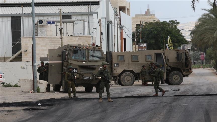 أحدهم مسنّ.. إصابة 3 فلسطينيين باعتداءات للجيش الإسرائيلي في الضفة (الأناضول)