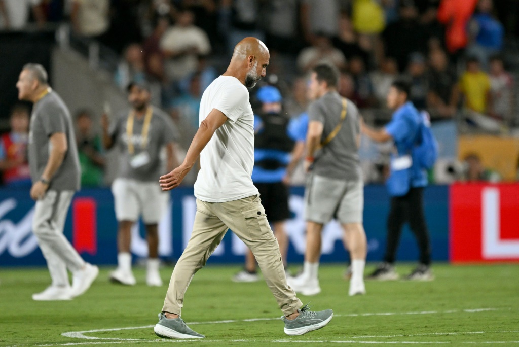 الإسباني بيب غوارديولا مدرب مانشستر سيتي الإنكليزي بعد الخسارة أمام الهلال السعودي، في ثمن نهائي مونديال الأندية بكرة القدم. أورلاندو، في 30 حزيران/يونيو 2025 (أ ف ب)