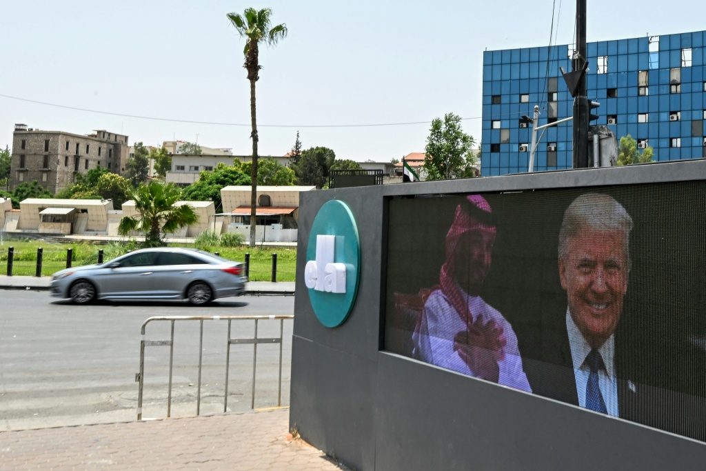 لوحة إعلانية تعبر عن الامتنان للرئيس الأميركي دونالد ترامب وولي العهد السعودي محمد بن سلمان على طريق رئيسي في دمشق في 11 حزيران/يونيو 2025 (أ ف ب)