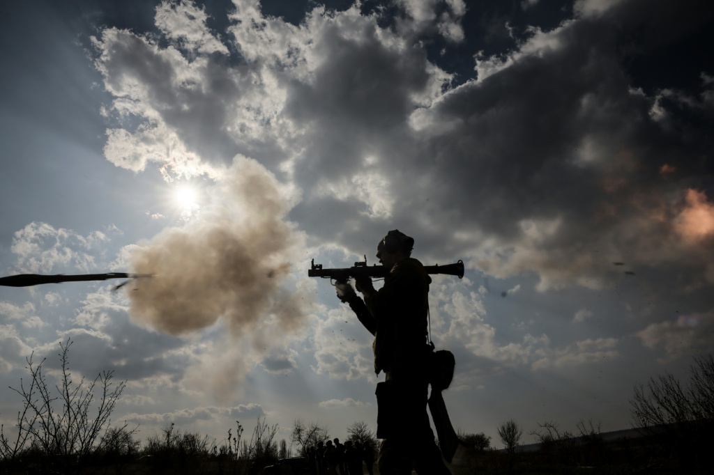 صورة موزعة التقطت ونشرت في 27 آذار/مارس 2025 من اللواء الميكانيكي الـ24 التابع للقوات المسلحة الأوكرانية تظهر جنديا أوكرانيا وأثناء تدريبات في موقع غير محدد في شرق أوكرانيا (أ ف ب)