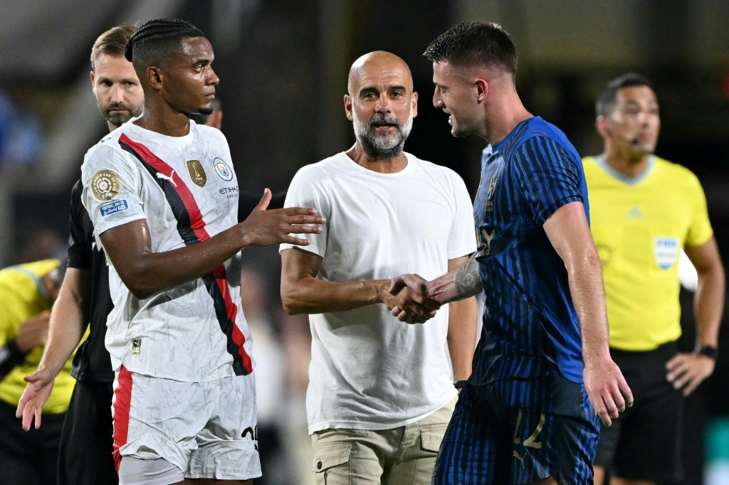 الصربي سيرغي ميلينكوفيتش-سافيتش لاعب الهلال السعودي يصافح الإسباني بيب غوارديولا مدرب مانشستر سيتي الإنكليزي، بعد مواجهتهما في ثمن نهائي مونديال الأندية بكرة القدم. أورلاندو، في 30 حزيران/يونيو 2025 (أ ف ب)