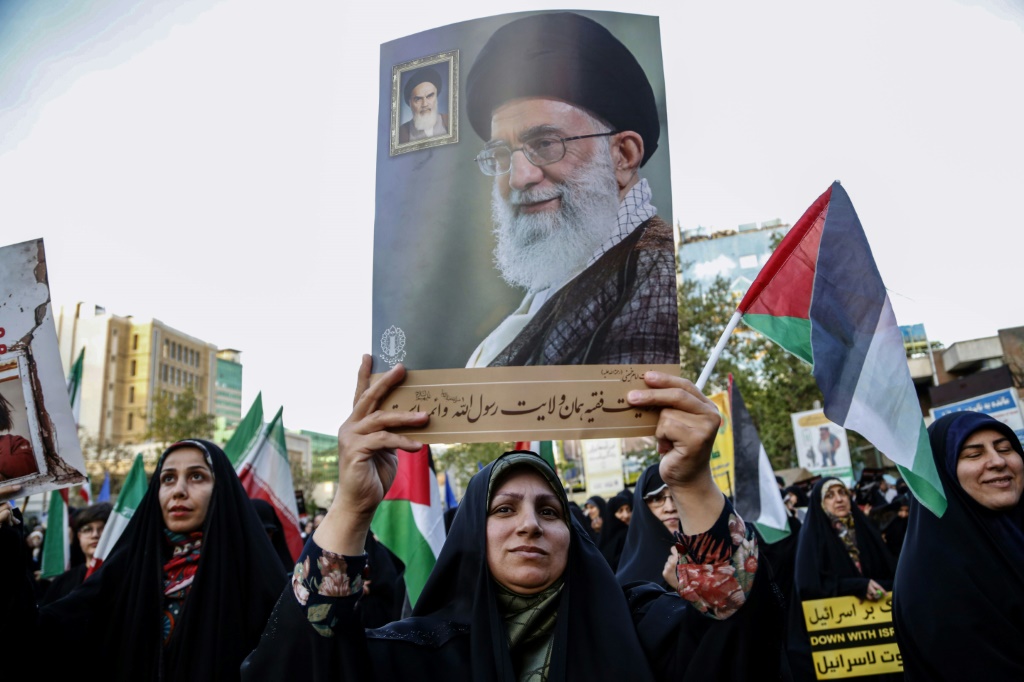 أشارت الصحيفة إلى أن رئيس الوزراء الإسرائيلي بنيامين نتنياهو المطلوب من المحكمة الجنائية الدولية سعى لاستغلال غضب بعض الإيرانيين من نظامهم للدعوة إلى الثورة ضد حكام البلاد، لكن العكس هو ما حصل (أ ف ب)