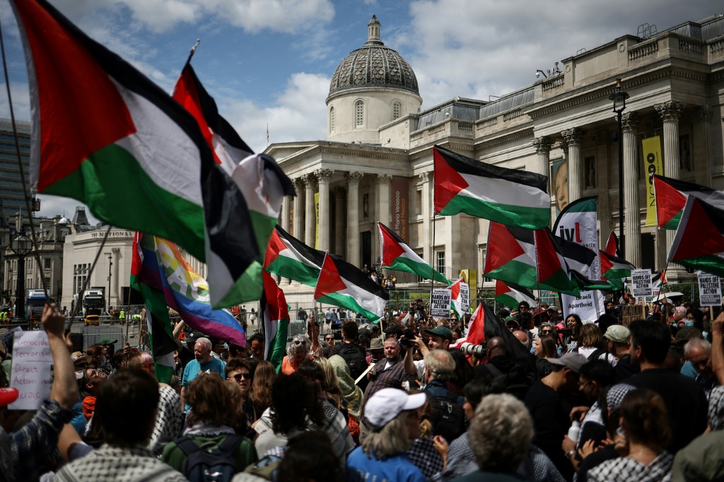 متظاهرون يرفعون أعلاما فلسطينية في ساحة ترافلغار تأييدا لمجموعة 