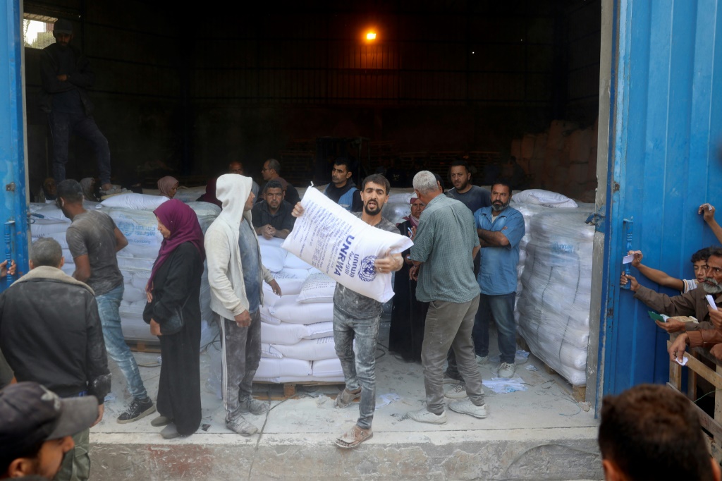 بشكل يومي، يقتل الجيش الإسرائيلي عشرات المجوعين الفلسطينيين قرب مراكز توزيع المساعدات التابعة لهذه المؤسسة، كما يعتقل ويصيب آخرين. (أ ف ب)