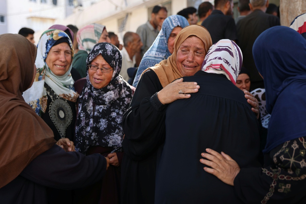 نسوة ينتحبن في مستشفى الشفاء بمدينة غزة حيث نقلت جثامين ضحايا الضربة الإسرائيلية على مدرسة "مصطفى حافظ" التي تؤوي نازحين في الثالث من تموز/يوليو 2025 (أ ف ب)