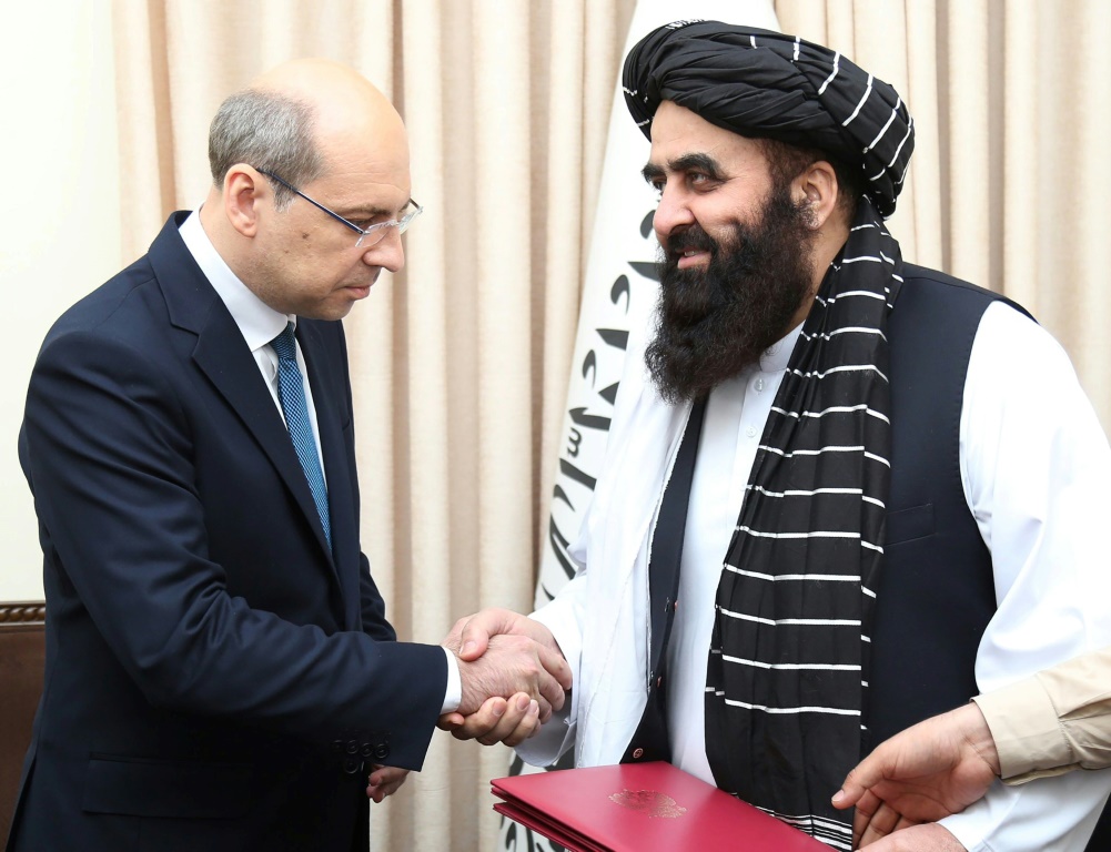 صورة التقطت في 3 تموز ونشرتها وزارة الخارجية الأفغانية تظهر وزير الخارجية الأفغاني أمير خان متقي مصافحا السفير الروسي لدى أفغانستان دميتري زيرنوف في وزارة الخارجية بكابول (أ ف ب)