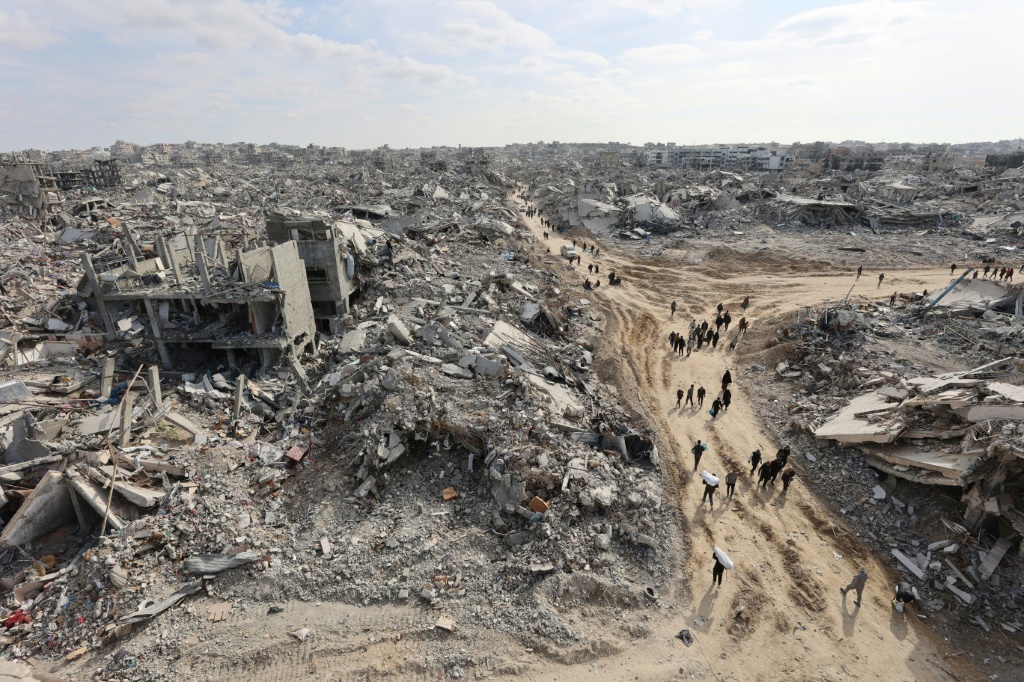 أهل غزة بين خيارين أحلاهما مر: الموت جوعًا أو خطر التعرض لإطلاق النار (أ ف ب) 