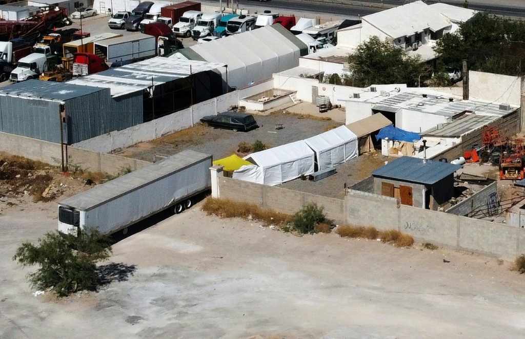 منظر جوي يظهر محرقة الجثث حيث عثرت السلطات المكسيكية على 381 جثة مكدسة في سيوداد خواريز في 29 حزيران/يونيو 2025 (أ ف ب)