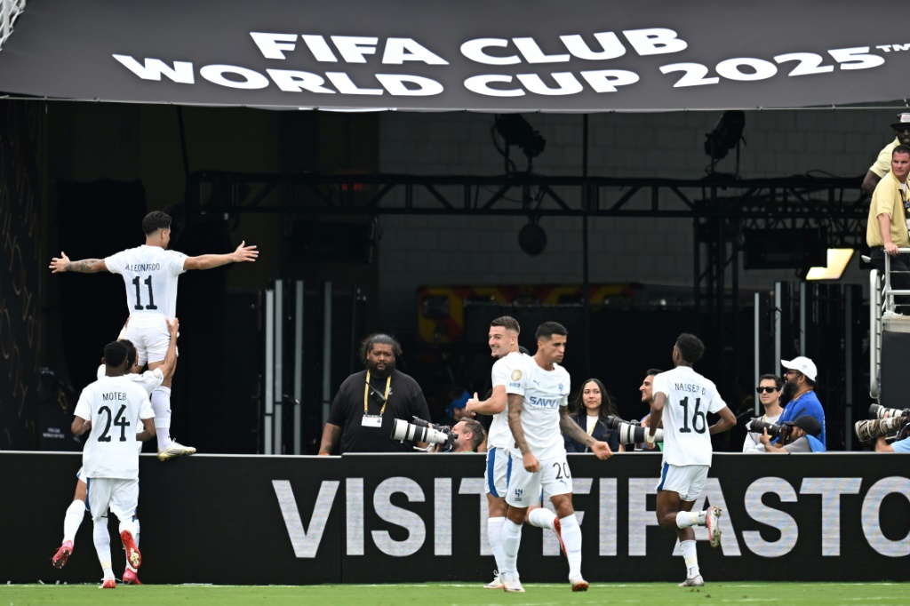 لاعبو الهلال السعودي يحتفلون بعد تسجيل هدف في مرمى فلوميننسي البرازيلي ضمن ربع نهائي مونديال الأندية بكرة القدم. أورلاندو، في 4 تموز/يوليو 2025 (أ ف ب)