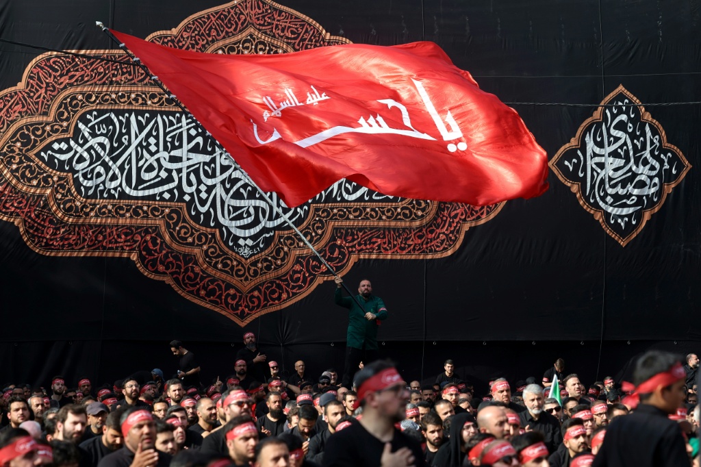 إيرانيون يشاركون في مراسم شهر محرم قبل عاشوراء في طهران في 3 تموز/يوليو 2025 (أ ف ب)