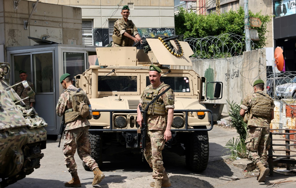 قال الجيش اللبناني في بيان آنذاك، إنه "تسلم الشحنة الأولى من هبة الوقود القطرية عن عام 2025 التي قدّمتها دولة قطر عبر صندوق قطر للتنمية" (أ ف ب)