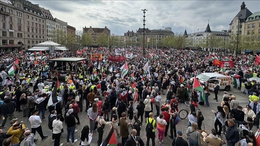 حمل المتظاهرون أعلام فلسطين، وصورًا لأطفال فقدوا حياتهم في الهجمات الإسرائيلية، ولافتات كُتب عليها "أوقفوا الإبادة الجماعية التي يرتكبها النظام الصهيوني في فلسطين" (الاناضول)
