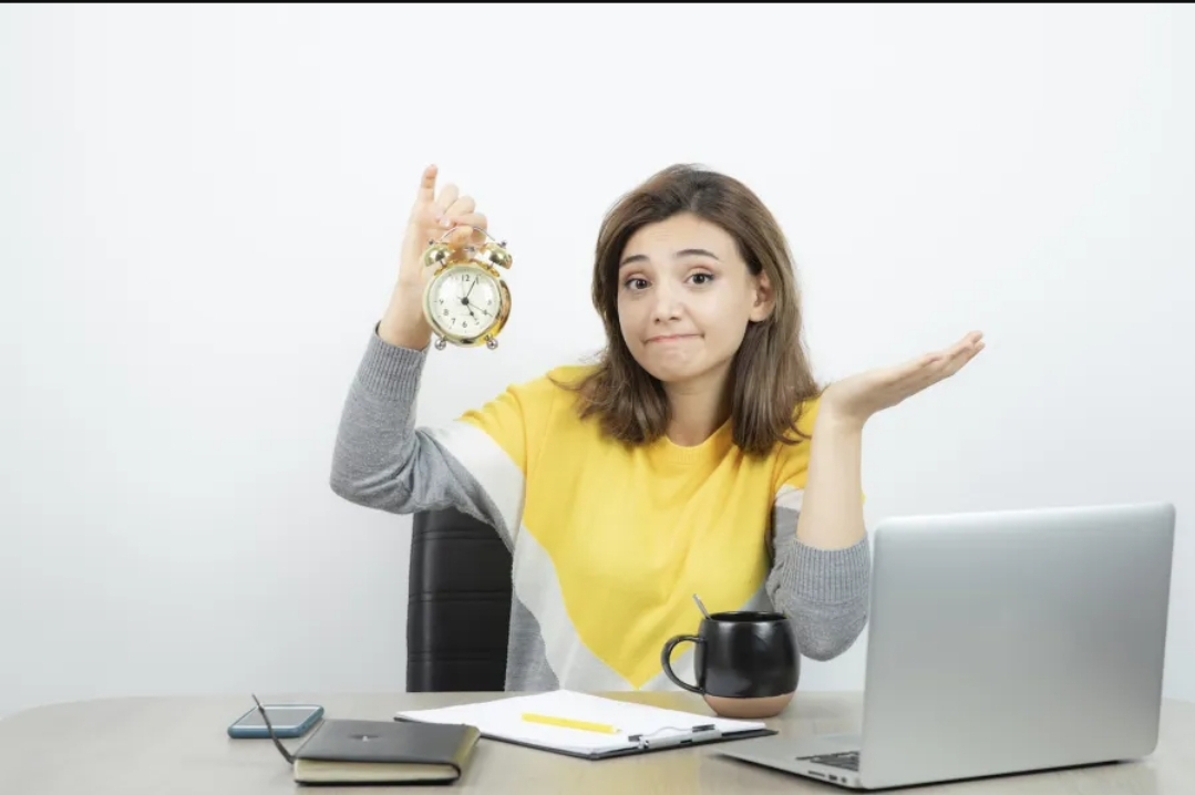 ماذا تفعل في وقت فراغك في العمل؟ 5 طرق ذكية تجعلك تبدو محترفًا (سيدتي)
