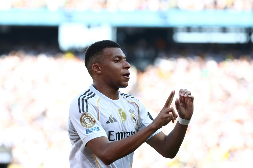 الفرنسي كيليان مبابي مهاجم ريال مدريد الإسباني يحتفل بعد تسجيله الهدف الثالث لفريقه في مرمى بوروسيا دورتموند الالماني في ملعب "ميتلايف ستايدوم" في إيست راذرفورد في 5 تموز/يوليو 2025 (أ ف ب)