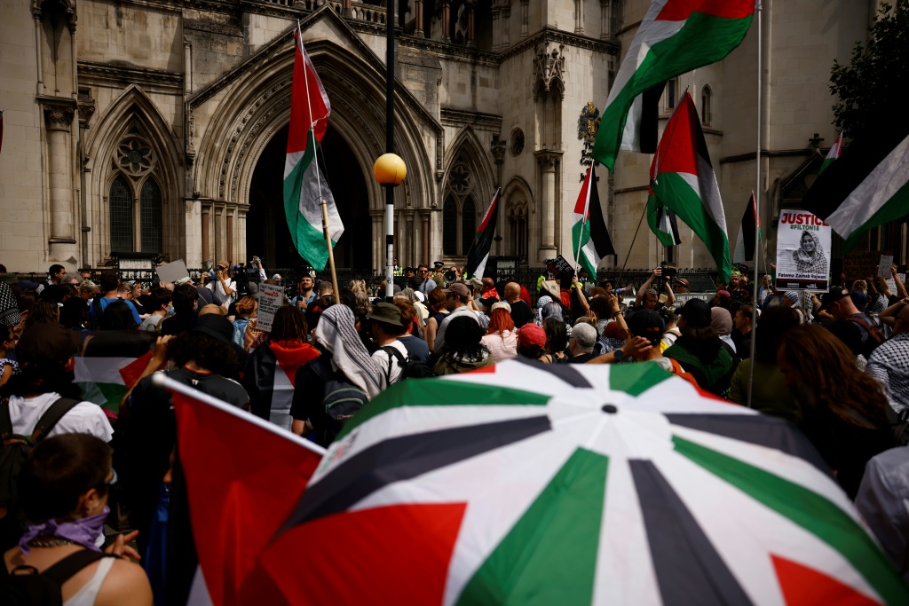 أشخاص يحتجون أمام المحكمة العليا في لندن على قرار حظر مجموعة "بالستاين أكشن"، في 4 تموز/يوليو 2025 (أ ف ب)
