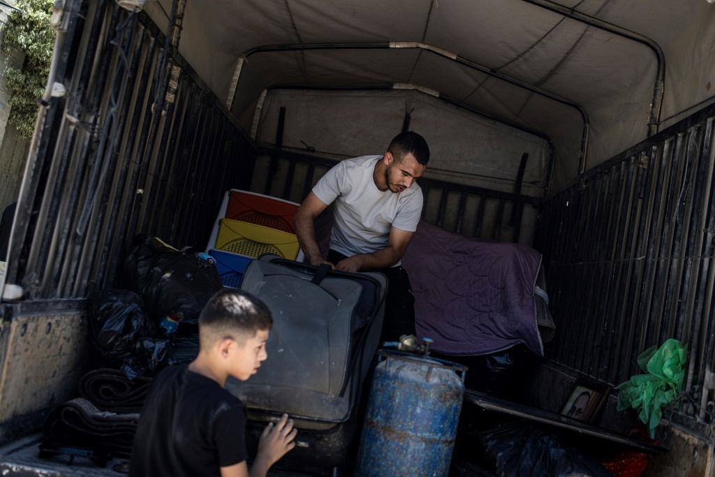 فلسطينيون من مخيم طولكرم للائجين في الضفة الغربية المحتلة ينقلون اغراضهم قبل تدمير منزلهم من جانب الجيش الاسرائيلي في الثاني من تموز/يوليو 2025 (أ ف ب)