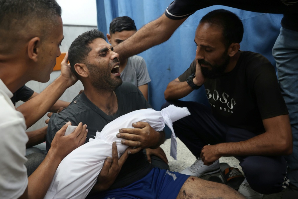 فلسطيني ينتحب وهو يحمل جثة ابنه يحيى صيام الرضيع البالغ ستة أشهر الذي قتل في غارة على مستشفى الشفاء في مدينة غزة في السابع من تموز/يوليو 2025 (أ ف ب)