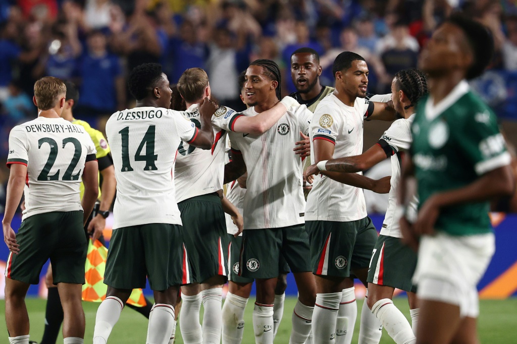 لاعبو تشلسي الإنكليزي يحتفلون بهدف ثان في مرمى بالميراس البرازيلي ضمن ربع نهائي مونديال الأندية بكرة القدم. فيلادلفيا، في 4 تموز/يوليو 2025 (أ ف ب)