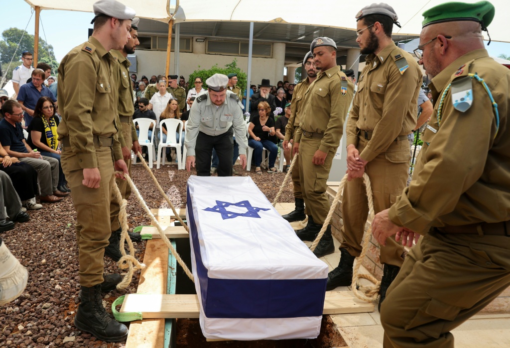 متظاهرون يرفعون صورا للرهائن الإسرائيليين المحتجزين في قطاع غزة منذ 7 تشرين الأول/أكتوبر 2023، خلال احتجاج للمطالبة بالإفراج عنهم وإنهاء الحرب، أمام فرع سفارة الولايات المتحدة الأميركية في تل أبيب في 7 تموز/يوليو 2025 (أ ف ب) 