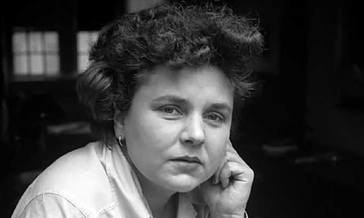 إليزابيث بيشوب (Elizabeth Bishop) شاعرة أمريكية وكاتبة قصة قصيرة وتمارس الرسم.
