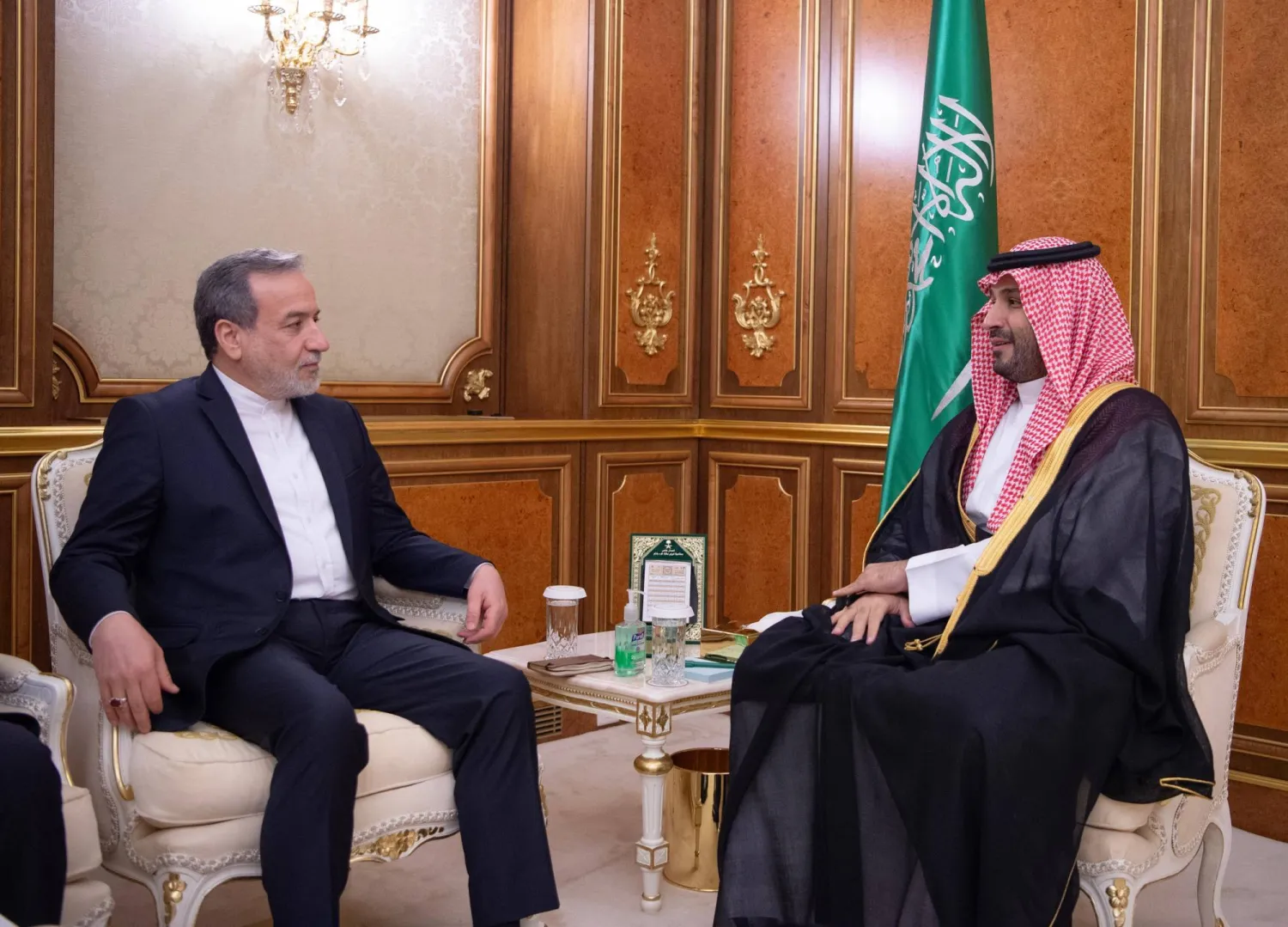 ولي العهد السعودي الأمير محمد بن سلمان مستقبلاً وزير الخارجية الإيراني عباس عراقجي في جدة الثلاثاء (واس)
