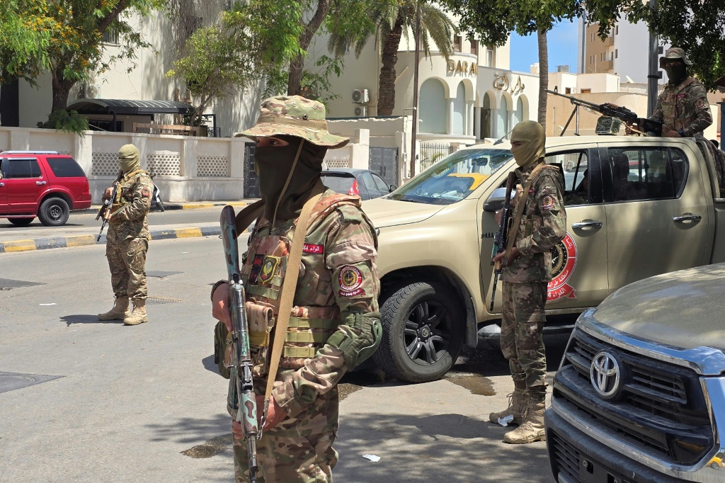 قوات من الأمن الليبي في نقطة تفتيش في طرابلس في 13 أيار/مايو 2025 غداة اشتباكات ليلية أسفرت عن مقتل ستة أشخاص على الأقل (أ ف ب)