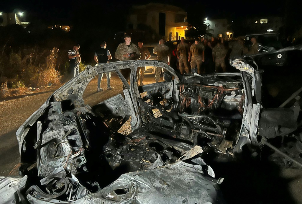 جنود من الجيش اللبناني يتفقدون موقع غارة اسرائيلية استهدفت سيارة في بلدة البابلية في جنوب لبنان في 8 تموز/يوليو 2025 (أ ف ب)