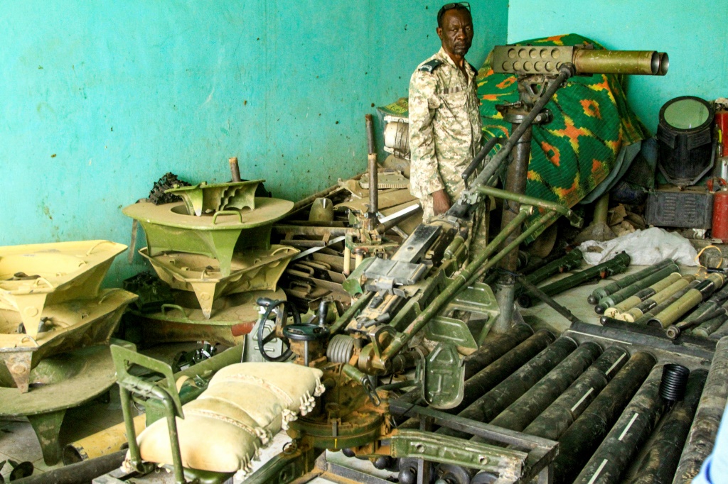 صورة مؤرخة في 26 أيار/مايو 2025 لجندي من الجيش السوداني بعد العثور على أسلحة لقوات الدعم السريع في أم درمان (أ ف ب)