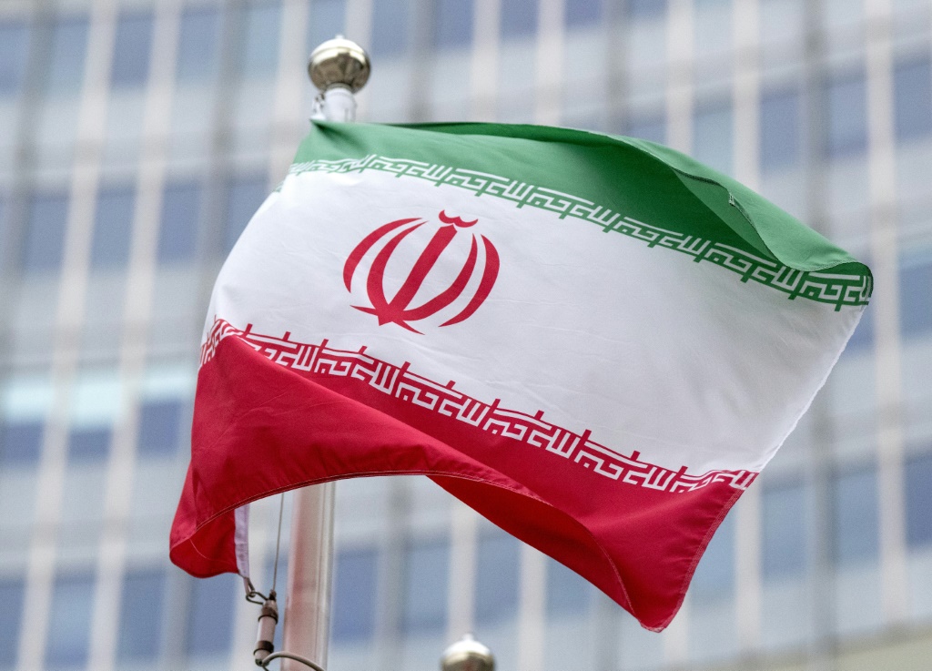 علم إيران يرفرف أمام مقر الوكالة الدولية للطاقة الذرية في فيينا في 20 تشرين الثاني/نوفمبر 2024 (ا ف ب)