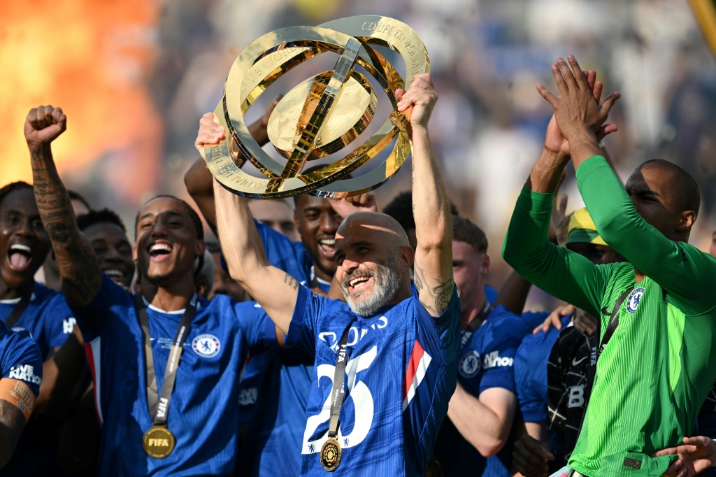 مدرب تشلسي الايطالي انتسو ماريسكا يرفع كأس بطولة العالم للاندية بعد تتويج فريقه بها على حساب باريس سان جرمان الفرنسي. 13 تموز/يوليو 2025 (أ ف ب)