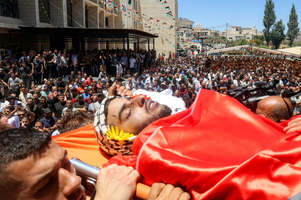 مشيعون يحملون جثماني المواطن الأميركي الفلسطيني سيف الدين مصلط والفلسطيني محمد الشلبي خلال جنازتهما في بلدة المزرعة الشرقية الفلسطينية في الضفة الغربية المحتلة في 13 تموز/يوليو 2025 بعد أن قُتلا على أيدي مستوطنين إسرائيليين قبل يومين (أ ف ب)