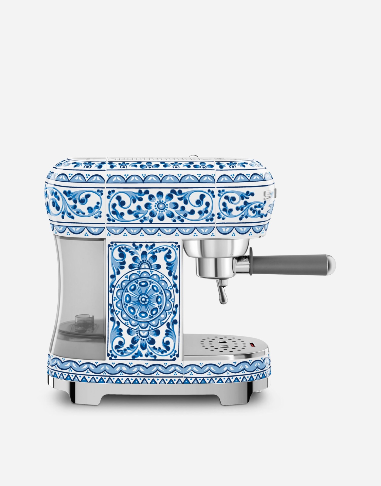 ماكينة عمل قهوة الاسبريسو من تعاون علامتي دولتشي اند جابانا Dolce & Gabbana و سميج Smeg - المصدر : Dolce & Gabbana 