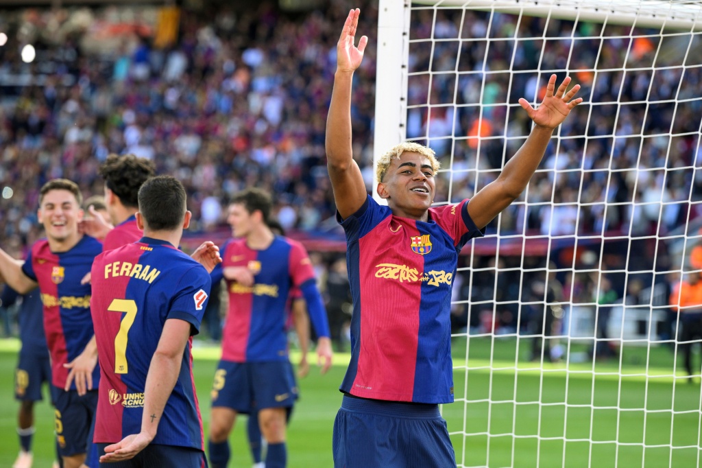 جناح برشلونة لامين يامال يحتفل بهزه شباك ريال مدريد في مباراة ضمن الدوري الإسباني على ملعب أولمبيك لويس كومبانيس في برشلونة في 11 أيار/مايو 2025 (ا ف ب)