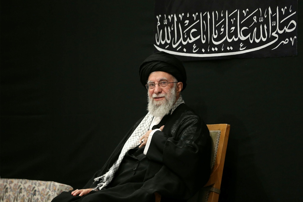 صورة نشرها مكتب المرشد الأعلى الإيراني آية الله علي خامنئي في 5 تموز/يوليو 2025 أثناء حضوره مراسم عزاء في طهران بمناسبة اليوم التاسع من شهر محرم، قبيل عاشوراء، وهي فترة عشرة أيام تُحيي ذكرى استشهاد الإمام الحسين (أ ف ب)