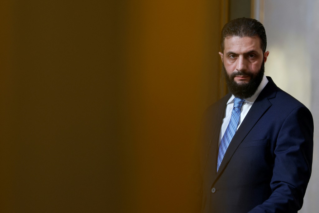 الرئيس الانتقالي السوري أحمد الشرع في قصر الاليزيه في باريس في صورة مؤرخة السابع من أيار/مايو 2025 (أ ف ب)