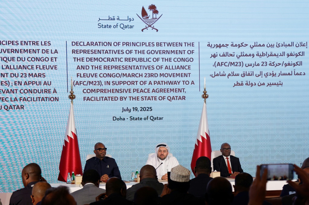 وزير الدولة بوزارة الخارجيةالقطرية محمد بن عبدالعزيز بن صالح الخليفي (وسط) خلال توقيع إعلان المبادئ بين الكونغو الديموقراطية وحركة إم23 في الدوحة في 19 تموز/يوليو 2025 (أ ف ب)
